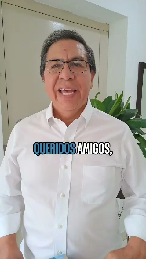 Fal&uacute; Padilla con su libro Mentalidad de Surfista