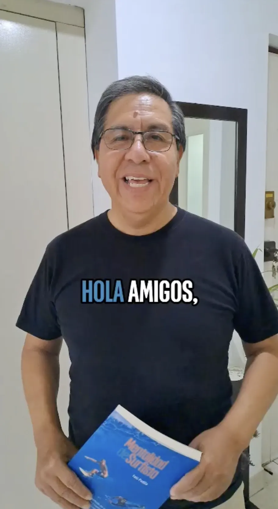 Fal&uacute; Padilla con su libro Mentalidad de Surfista