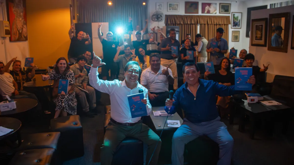 Grupo saludando en la presentaci&oacute;n